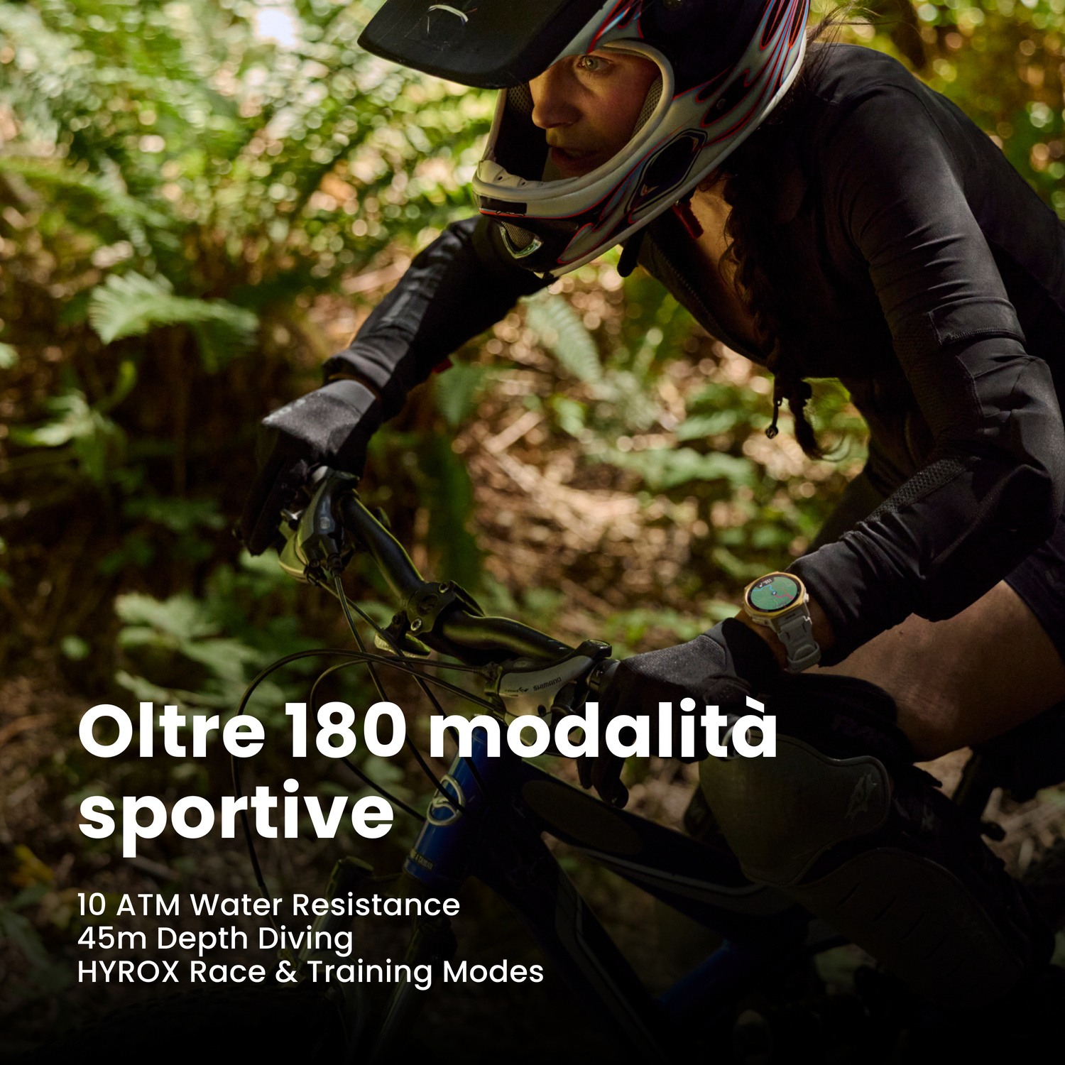 Una ciclista con casco pedala su un sentiero. Testo sulle modalità.