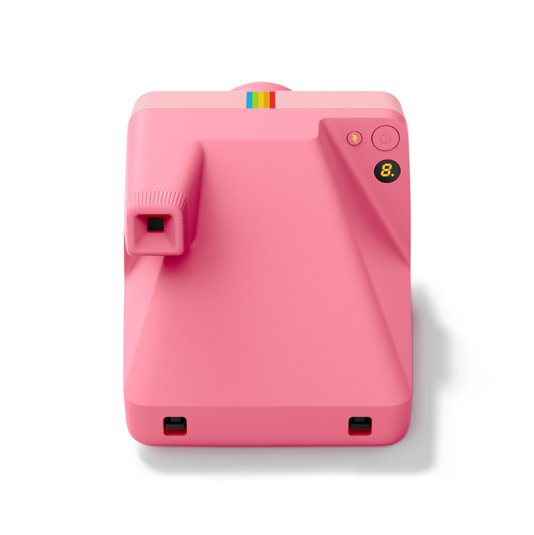 Eine rosafarbene Sofortbildkamera mit Regenbogenstreifen oben und einer digitalen Anzeige.