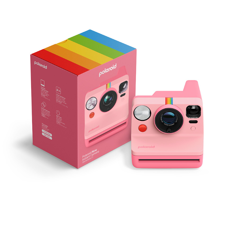 Eine rosafarbene Polaroid-Kamera und ihre Verpackung mit Regenbogenmotiv.