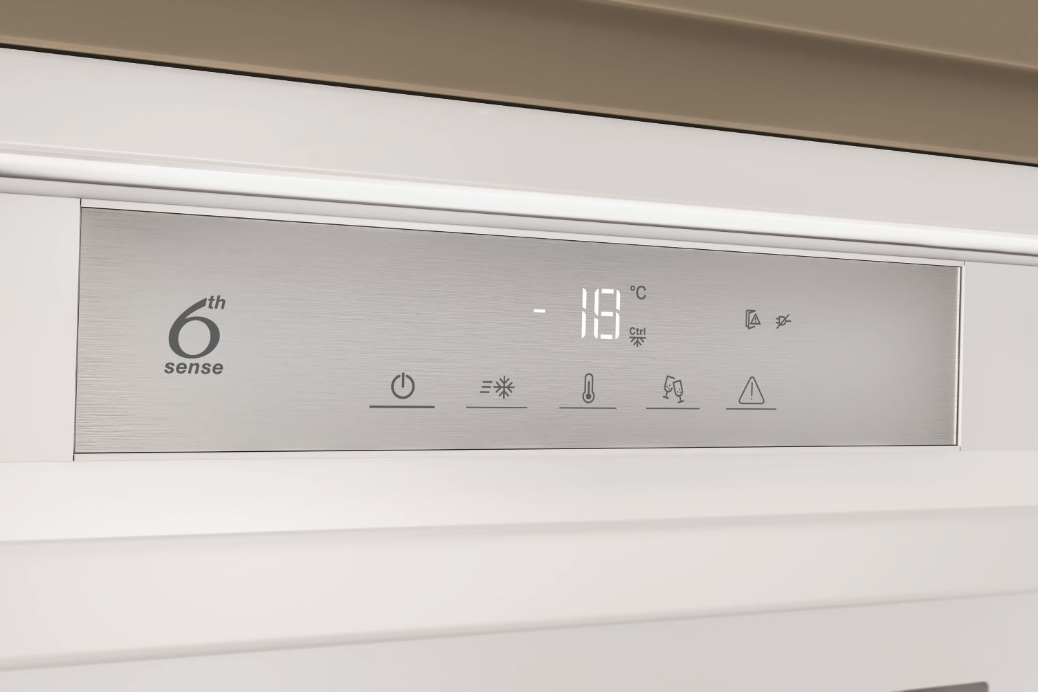 Panel de control digital con pantalla de temperatura -18C, logo 6th Sense, iconos de encendido, copo nieve, termómetro.