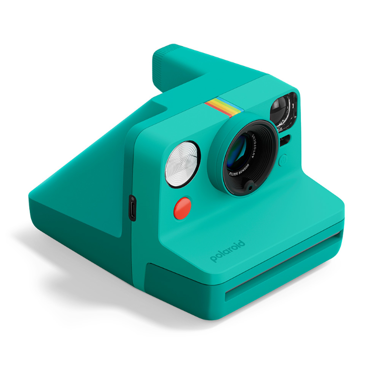 Eine grüne Polaroid-Kamera mit Regenbogenstreifen über dem Objektiv.