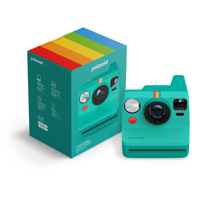Türkisblaue Polaroid-Sofortbildkamera mit Verpackung. Regenbogenstreifen auf der Box.