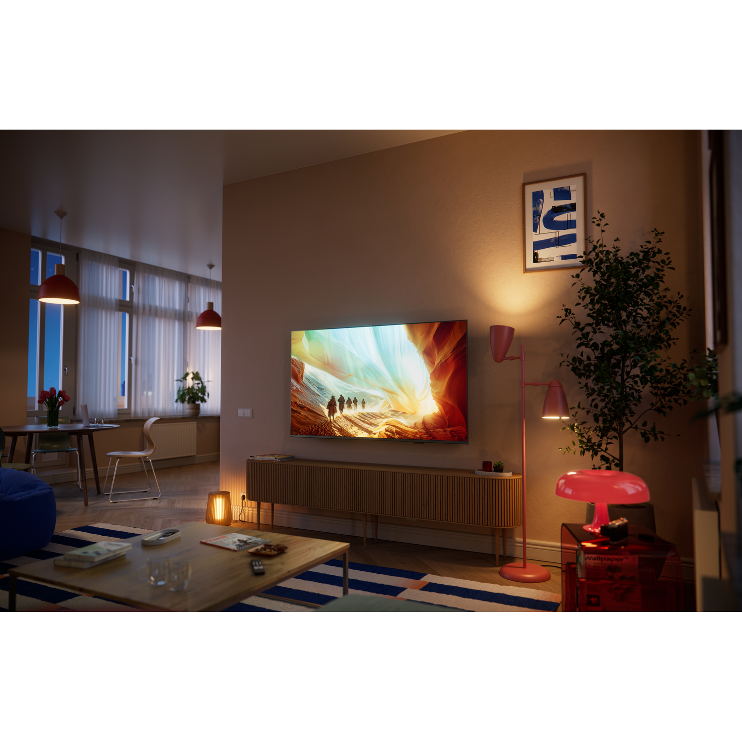 Gezellige woonkamer met tv, salontafel en eethoek.