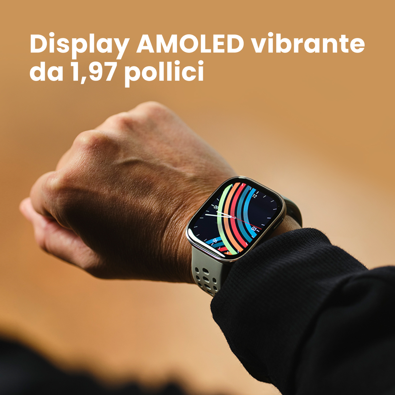 Una mano indossa uno smartwatch con barre colorate sul display.