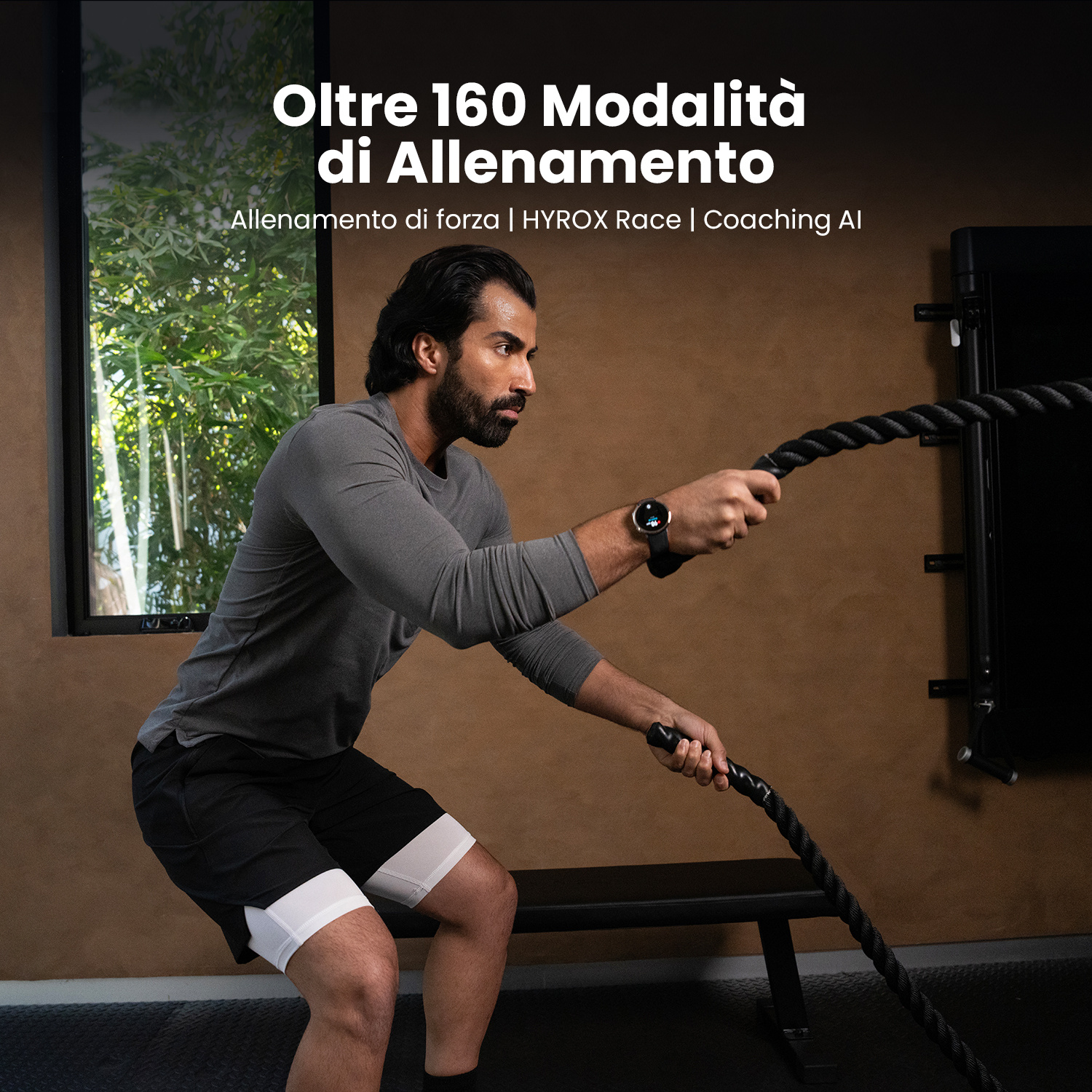 Un uomo si allena con una corda spessa in palestra. Testo: Oltre 160 modalità di allenamento.