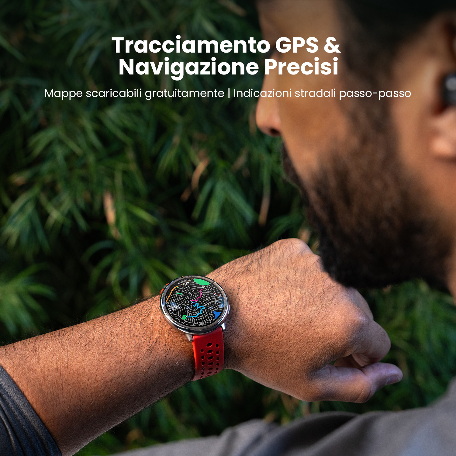 Uomo con smartwatch che mostra una mappa. Verde fogliame sullo sfondo.