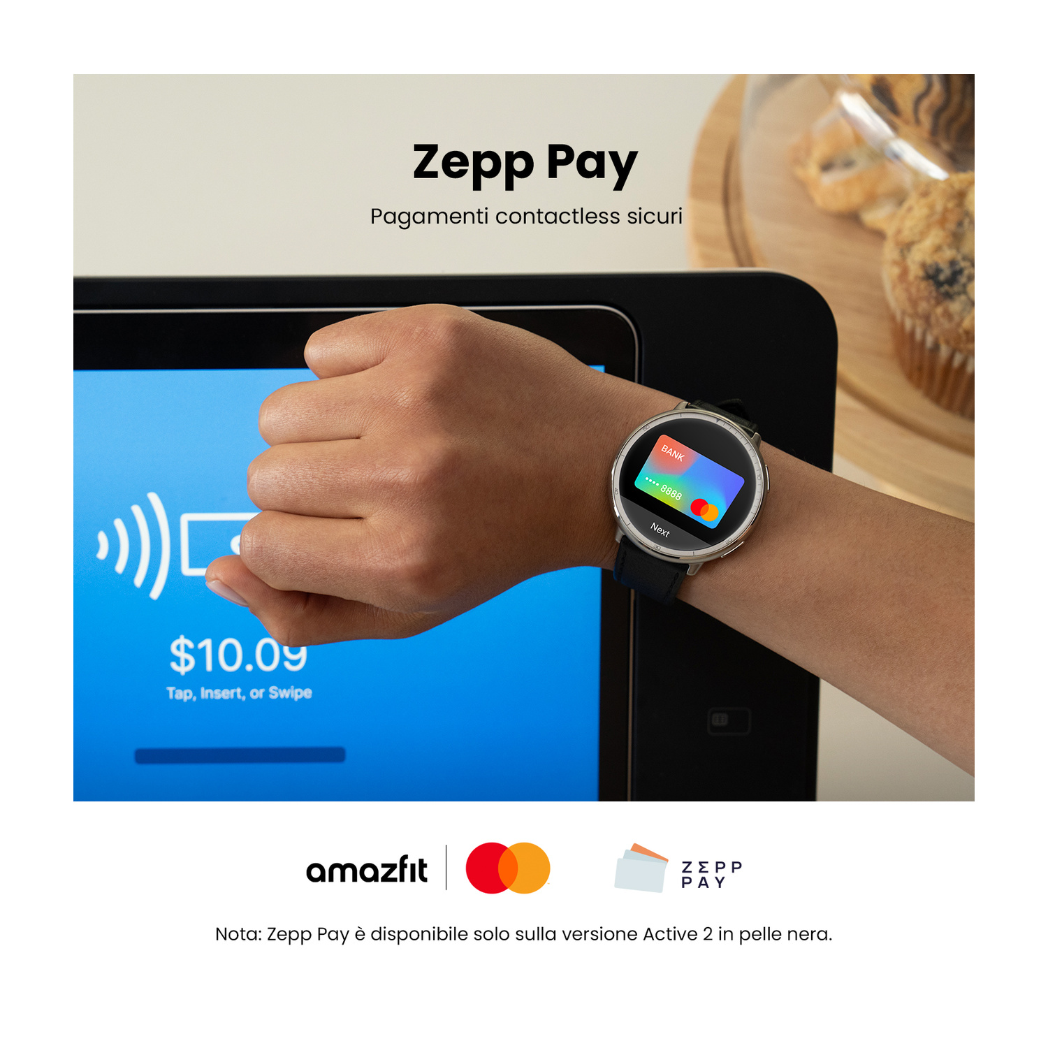 Una mano con smartwatch effettua un pagamento contactless di $10,09 a un terminale.