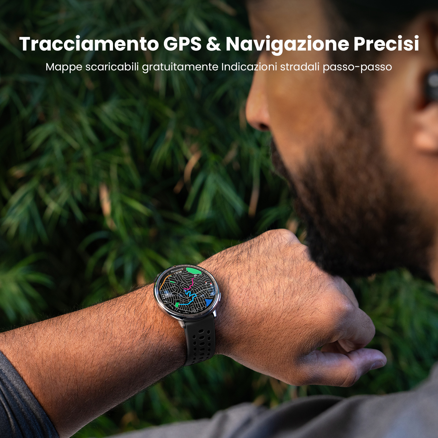 Un orologio che mostra una mappa e dati GPS, indossato da un uomo all'aperto.