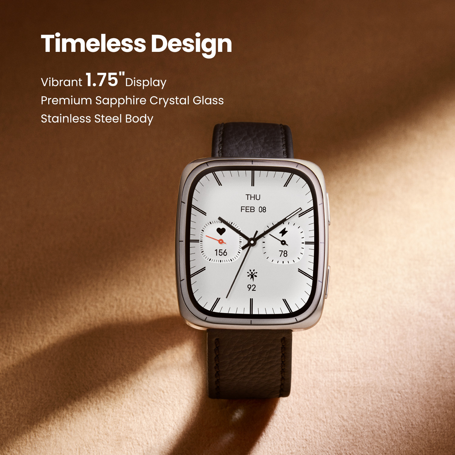Uno smartwatch quadrato con cinturino in pelle nera e display bianco che mostra data e metriche di salute.