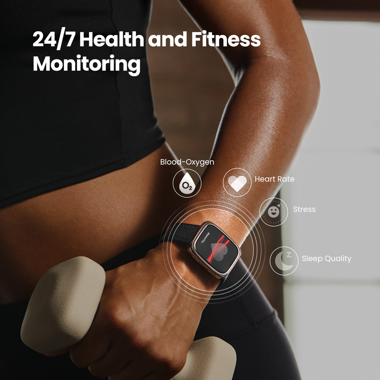 Donna con smartwatch tiene manubrio, mostra dati salute come battito cardiaco.