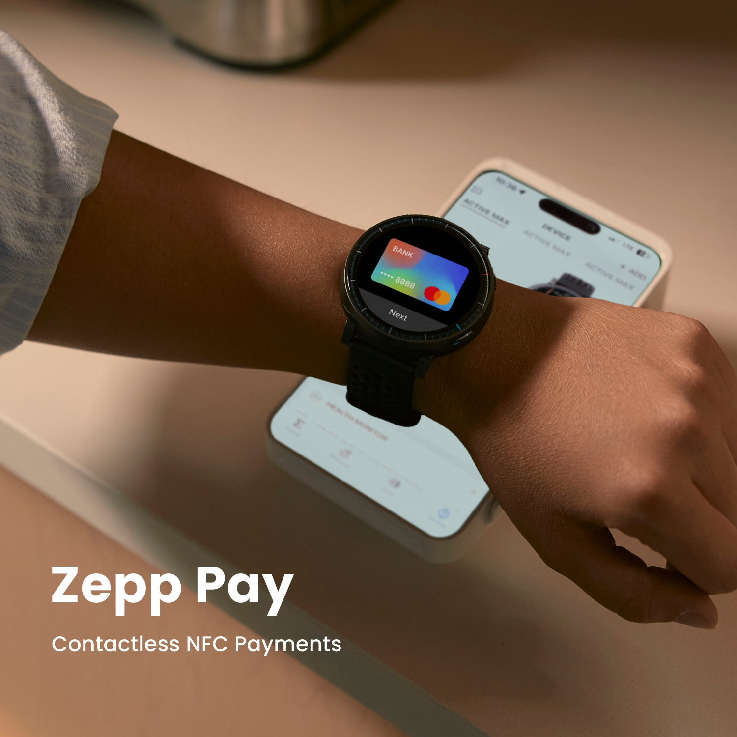 Uno smartwatch con carta di credito tenuto sopra uno smartphone.