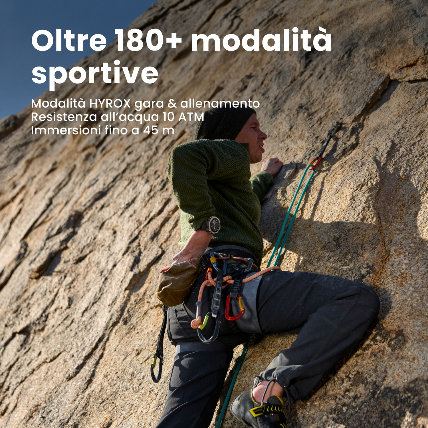 Un arrampicatore con corda e attrezzatura su una parete rocciosa.