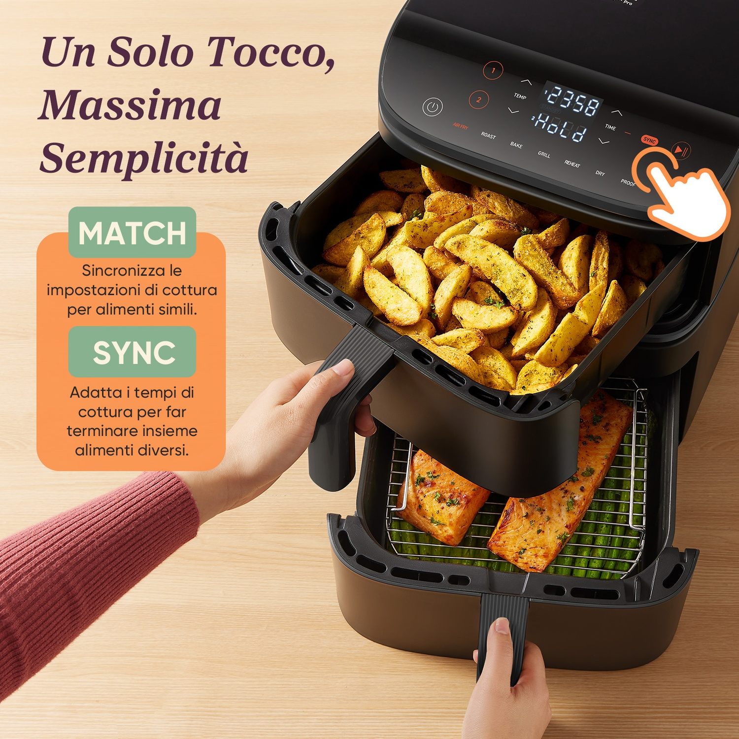 Una friggitrice ad aria a due cassetti, piena di patate e salmone su asparagi.