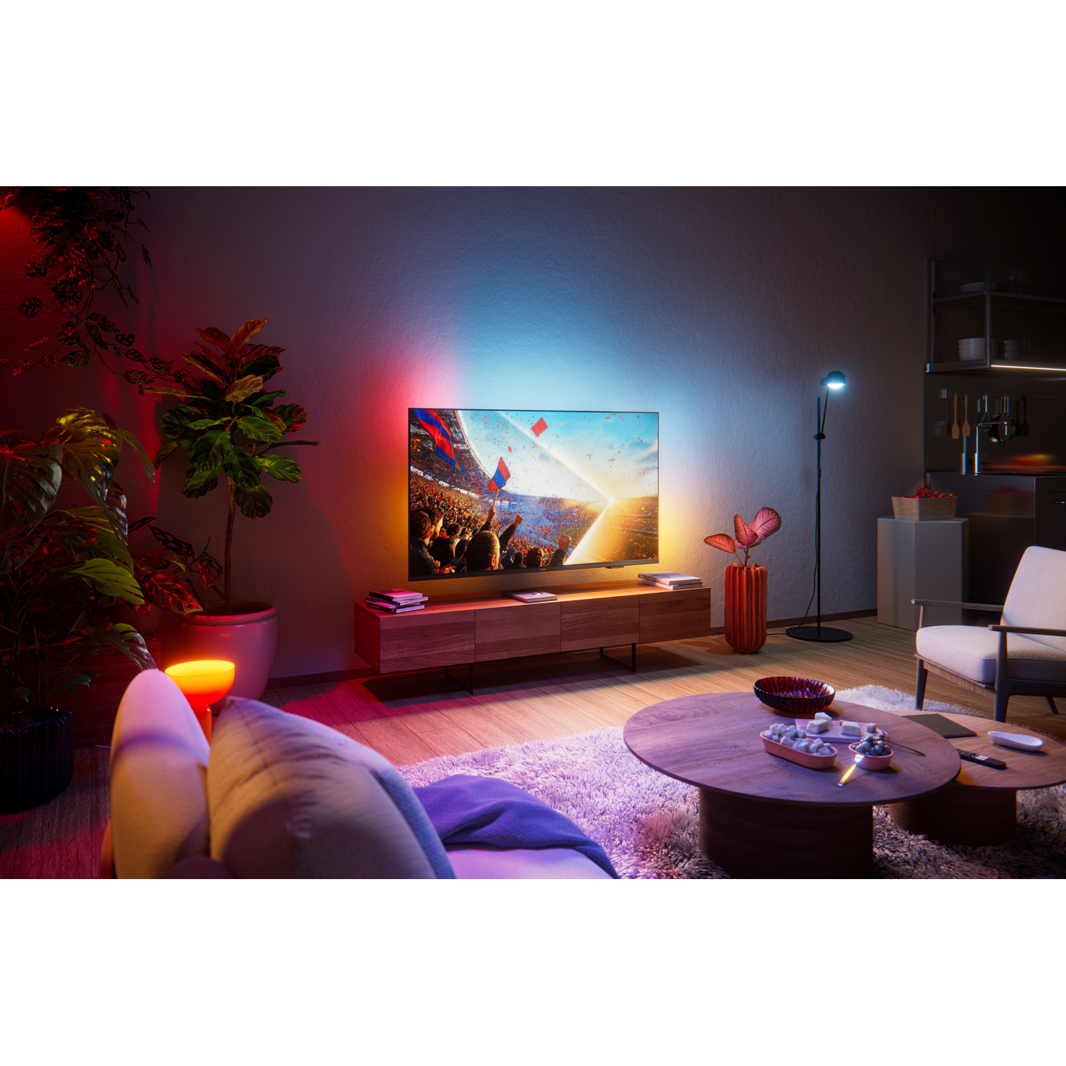 Een woonkamer met een tv die een voetbalwedstrijd toont en sfeervolle verlichting.