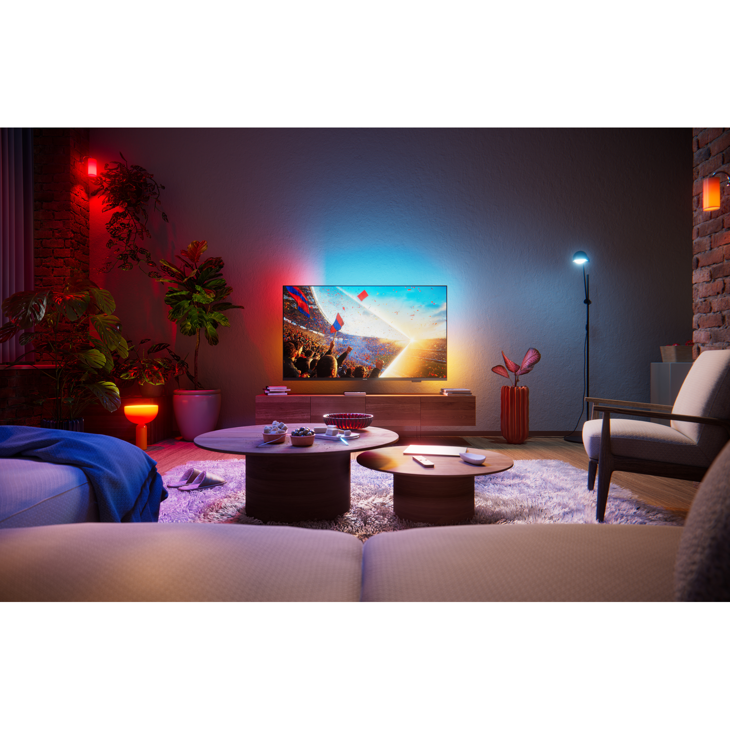 Gezellige woonkamer met tv die een voetbalwedstrijd toont. Kleurrijke verlichting.