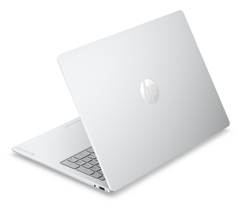 Un portátil HP blanco está abierto, mostrando el teclado y el logo de HP en la tapa.