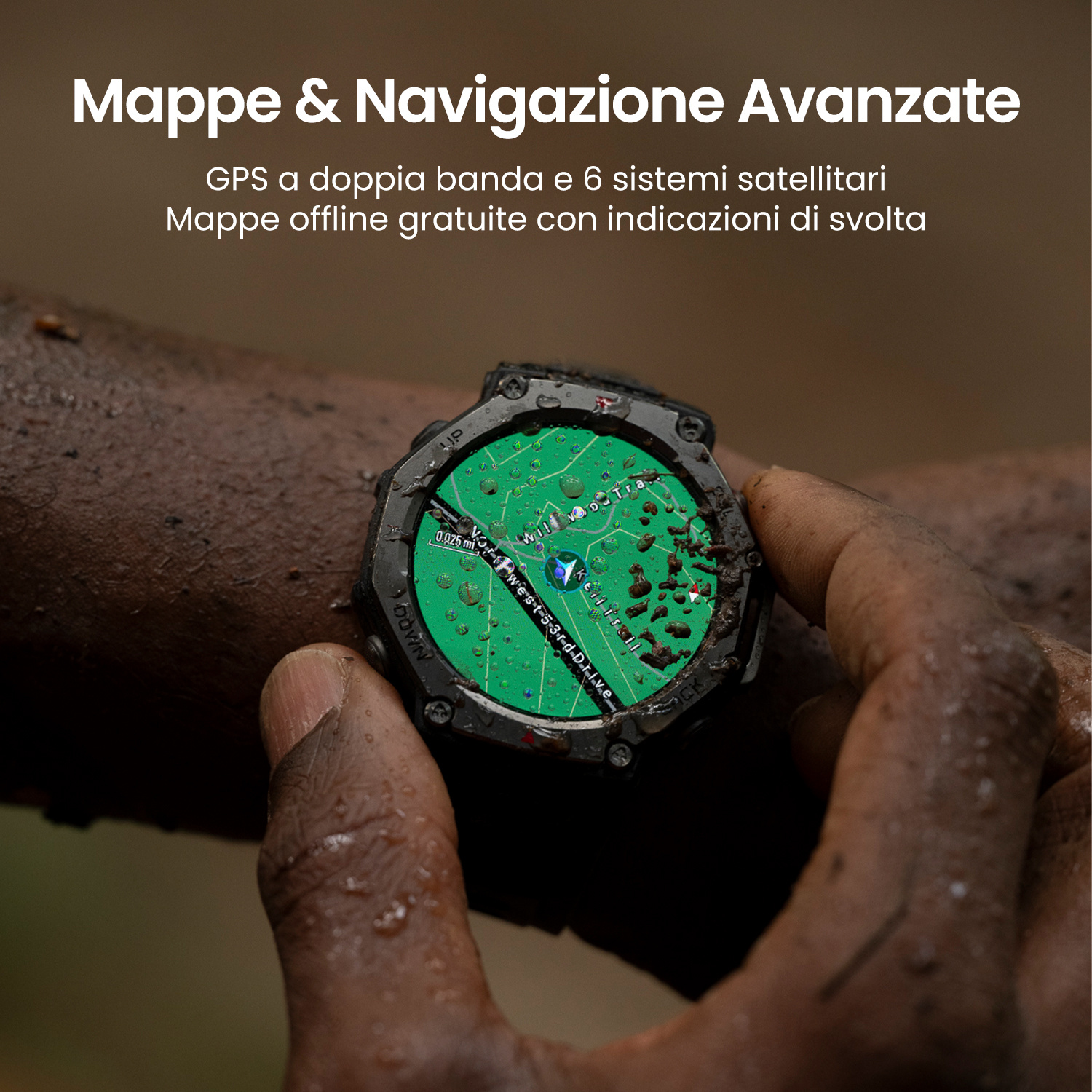 Una mano sporca tiene uno smartwatch con una mappa di navigazione. Testo: Mappe & Navigazione Avanzate.