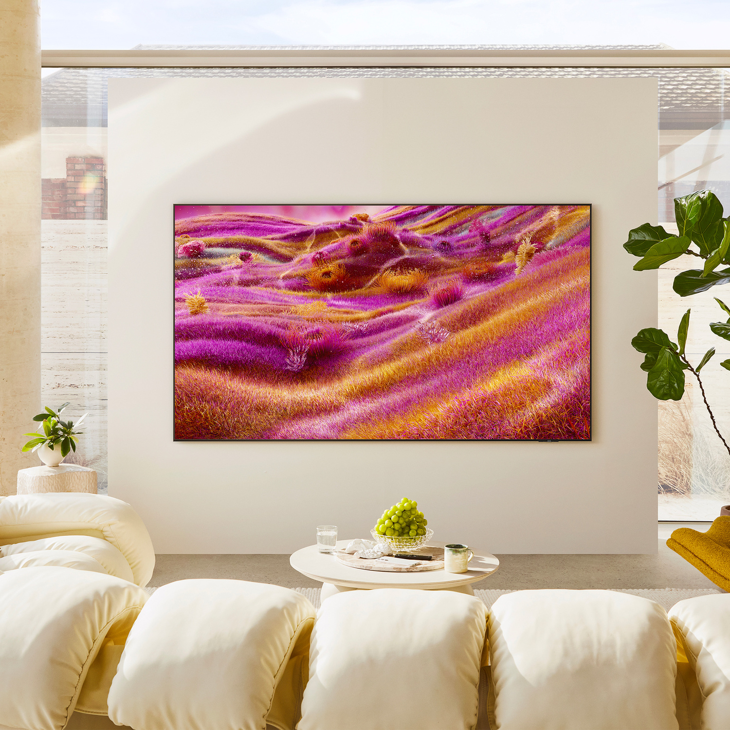 Un soggiorno moderno con un grande televisore che mostra un'immagine viola e arancione.