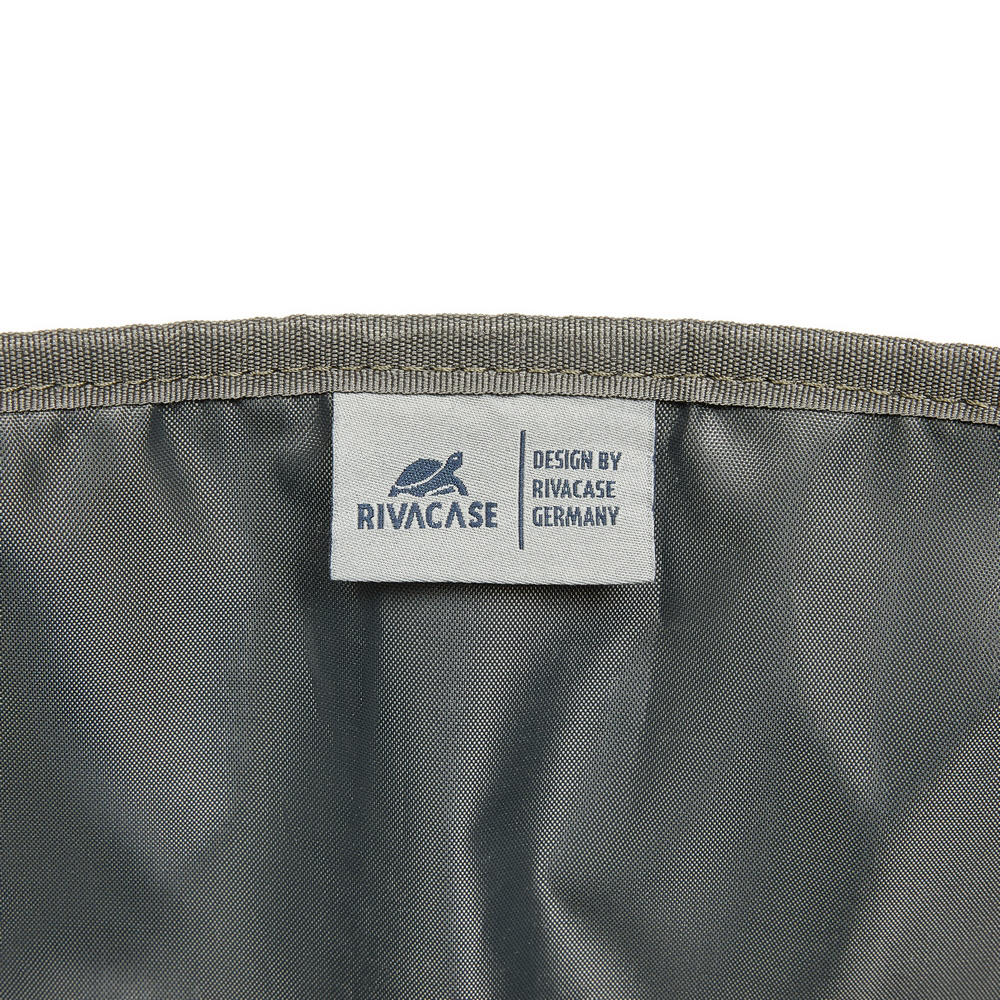 Szürke címke RIVACASE logóval és „DESIGN BY RIVACASE GERMANY” felirattal.