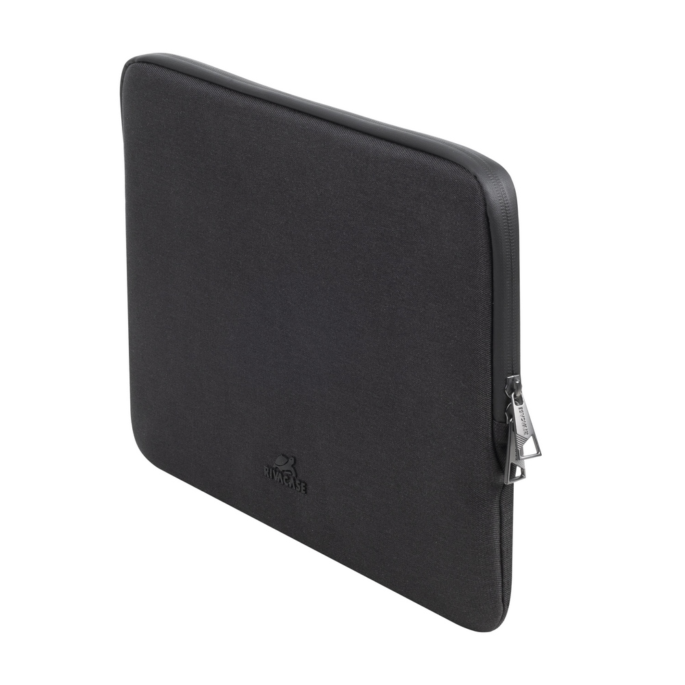 Fekete laptop táska cipzárral és logóval fehér háttéren.