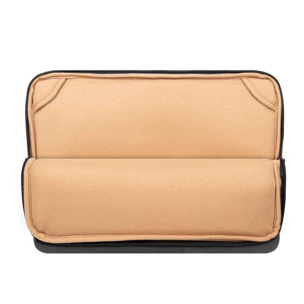 Egy nyitott, beige laptop sleeve fekete cipzárral és szürke környezettel.