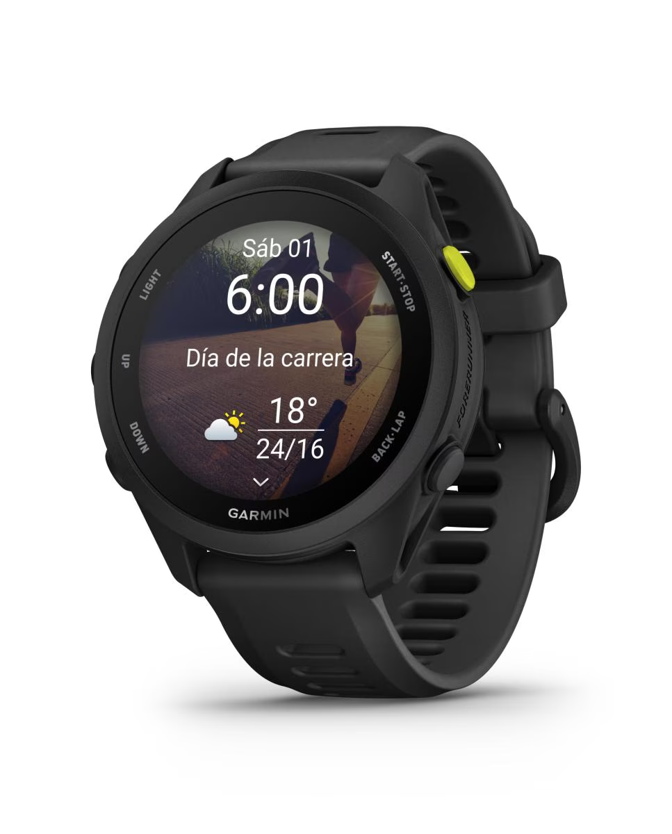 Reloj inteligente Garmin negro muestra 6:00 AM, 18°C, día de carrera.