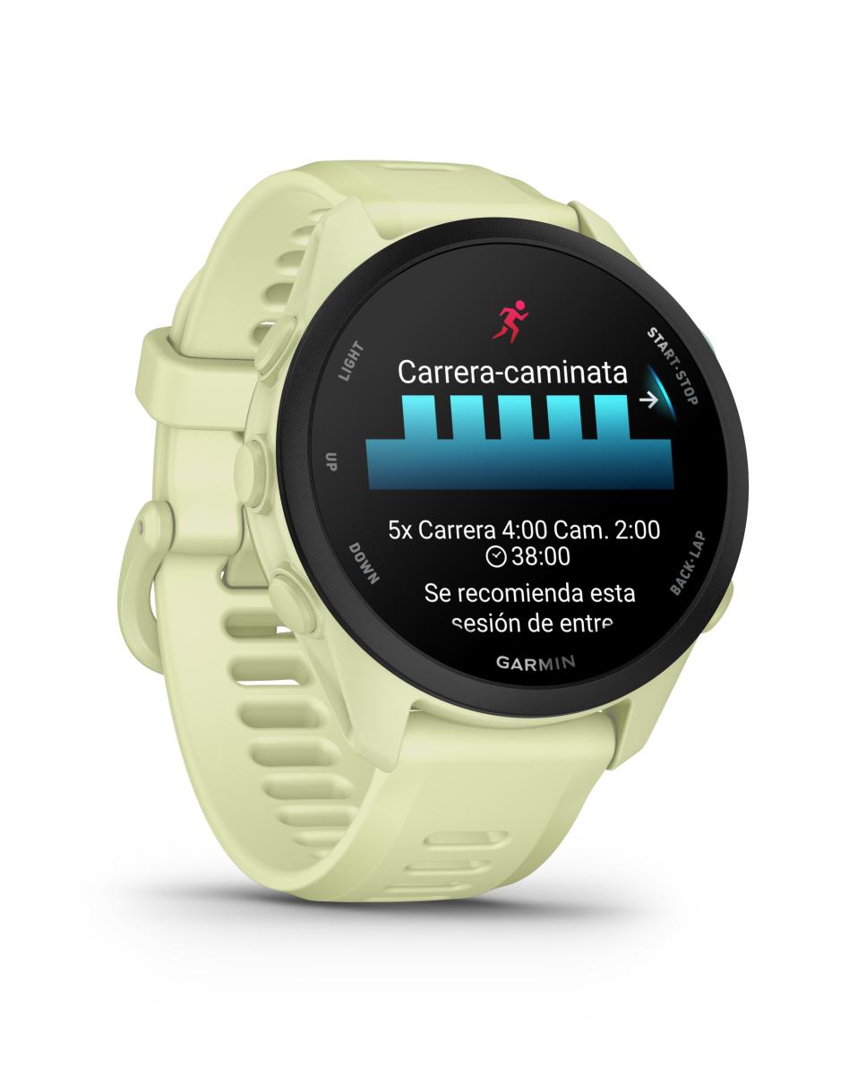 Un reloj inteligente amarillo claro con pantalla negra que muestra un plan de carrera.