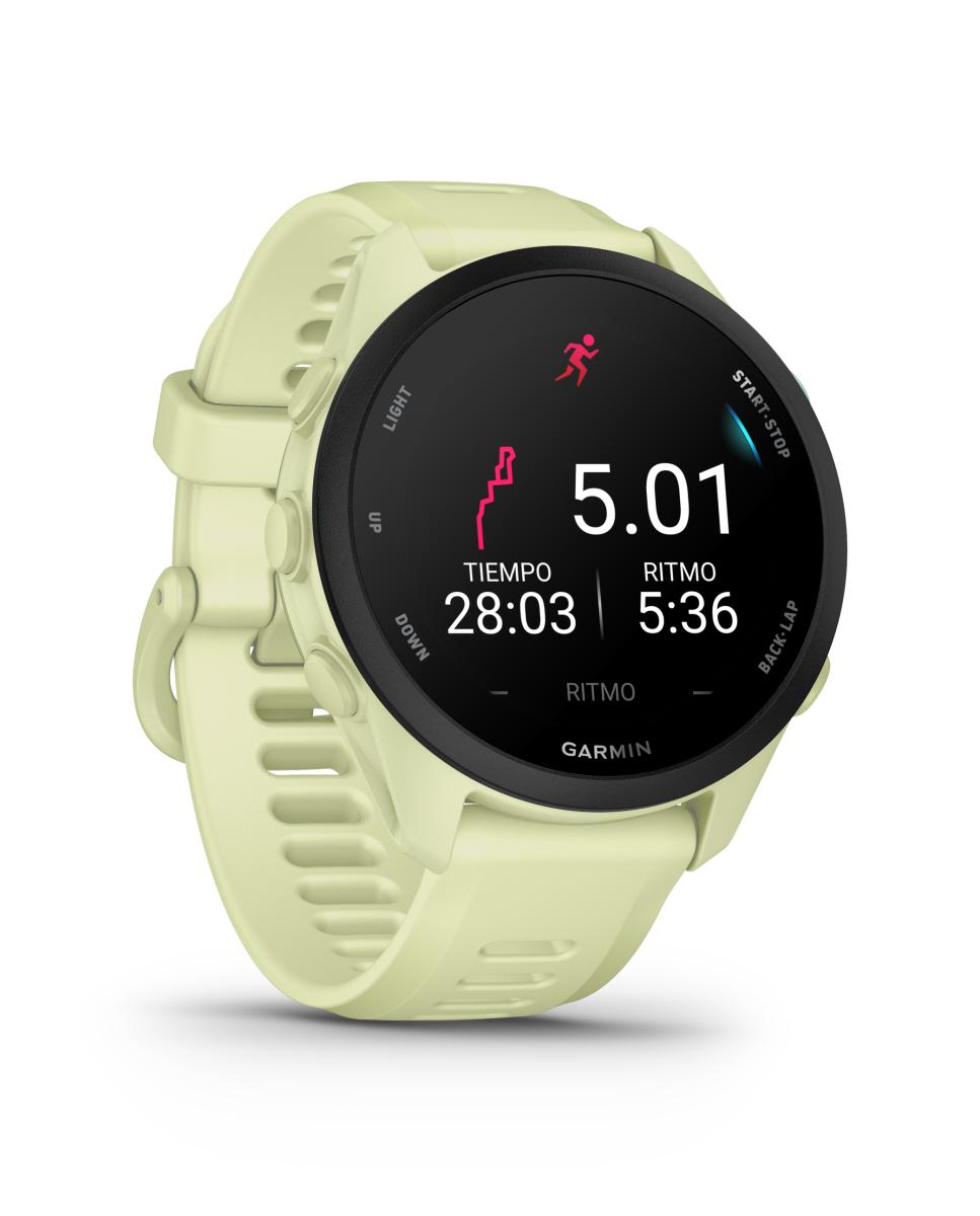 Un reloj inteligente Garmin amarillo claro con datos de carrera.