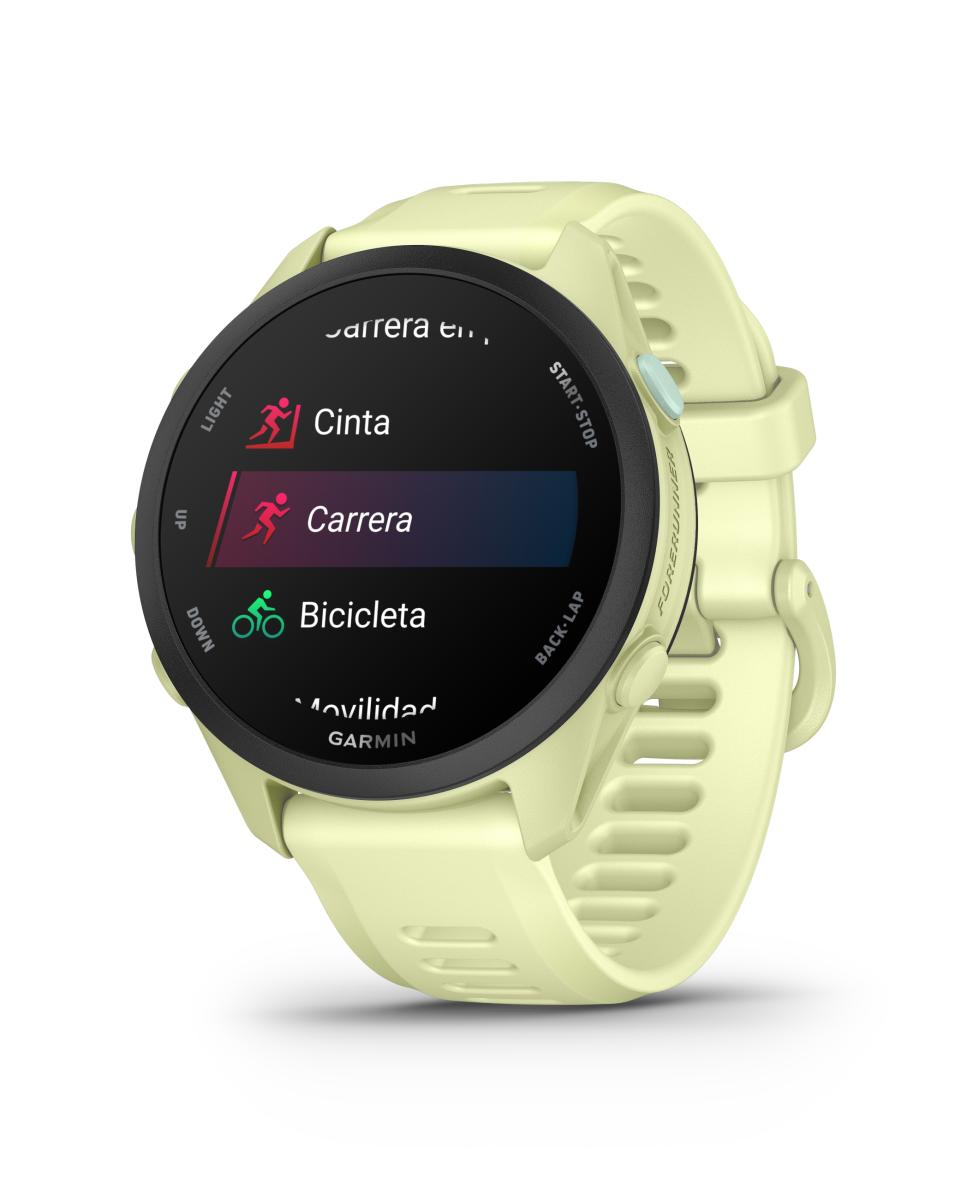 Un reloj inteligente amarillo con pantalla oscura que muestra actividades como correr y ciclismo.