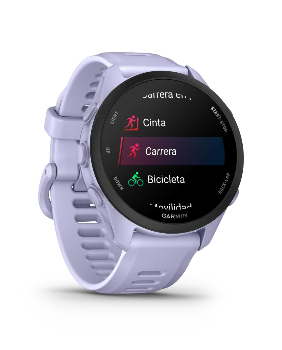 Un smartwatch Garmin lila que muestra modos deportivos: correr y ciclismo.