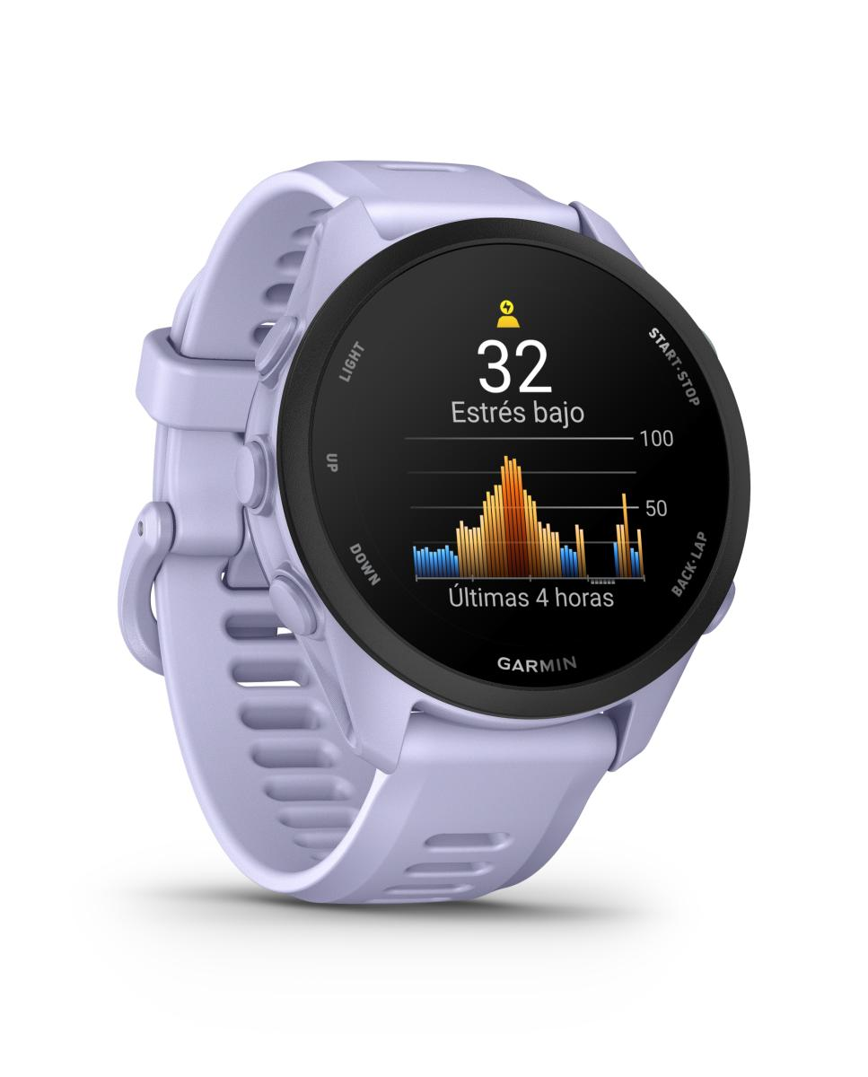 Un reloj inteligente Garmin morado muestra un nivel de estrés de 32.