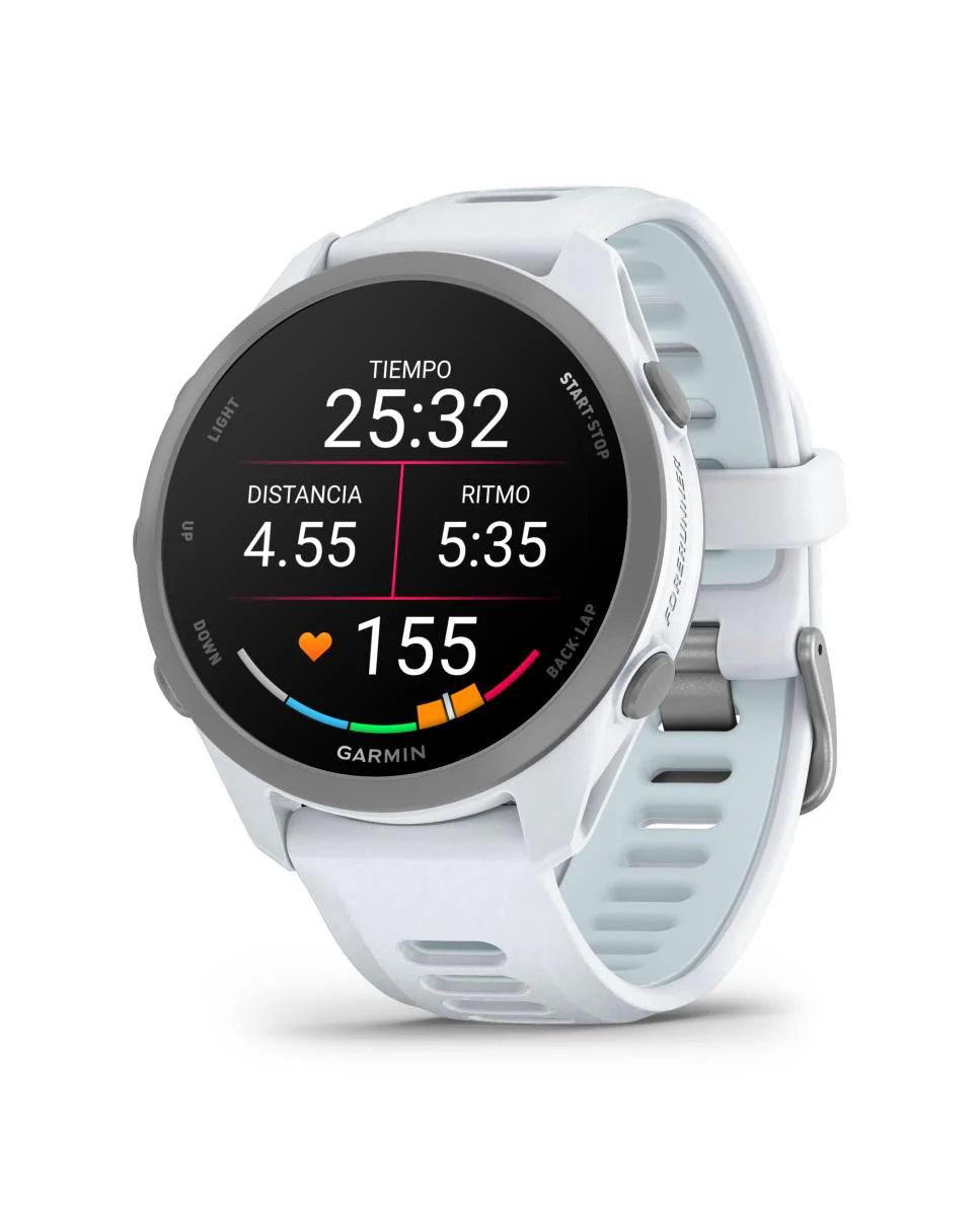 Reloj Garmin Forerunner blanco mostrando hora, distancia, ritmo y frecuencia cardíaca.