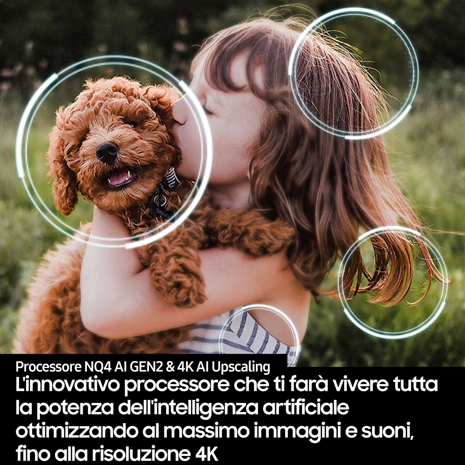 Una bambina bacia un barboncino marrone su sfondo verde.
