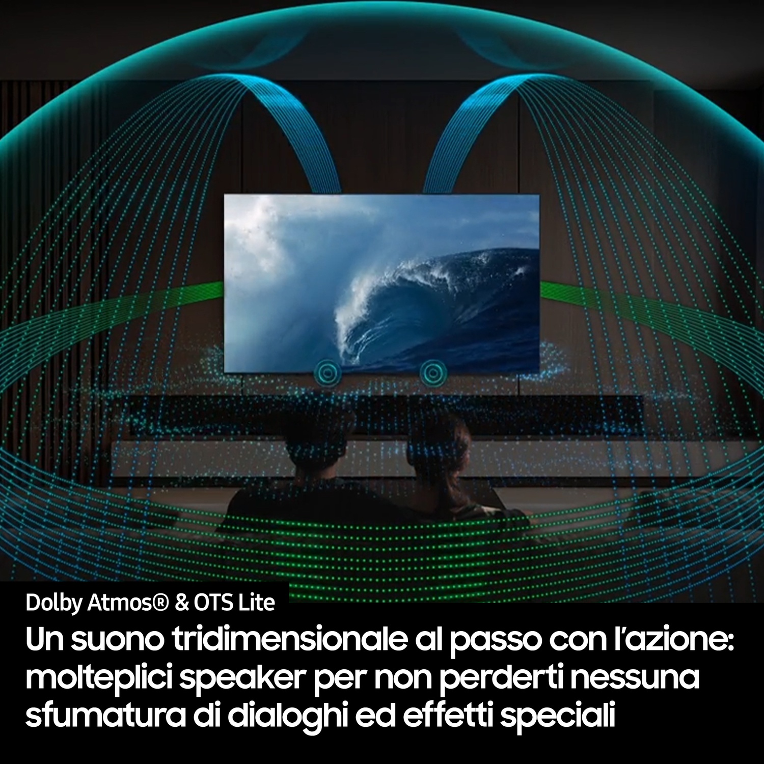 Due persone guardano un film con onde che si infrangono sullo schermo.