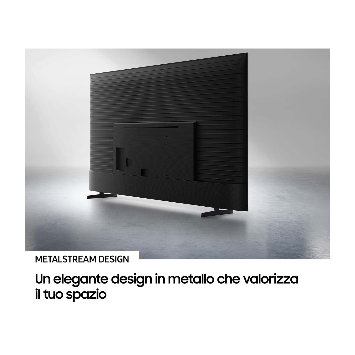 Vista posteriore di un elegante TV nero a strisce orizzontali su pavimento chiaro.
