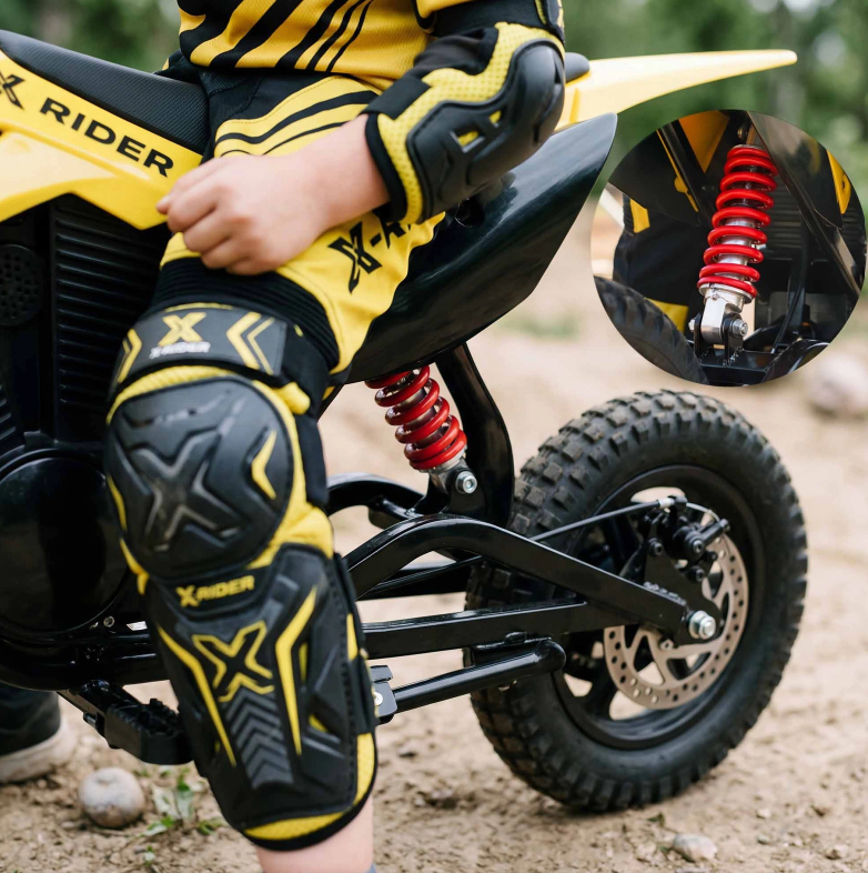Dziecko w żółto-czarnym stroju motocrossowym siedzi na żółtym motocyklu typu dirt bike, nosi nakolanniki.