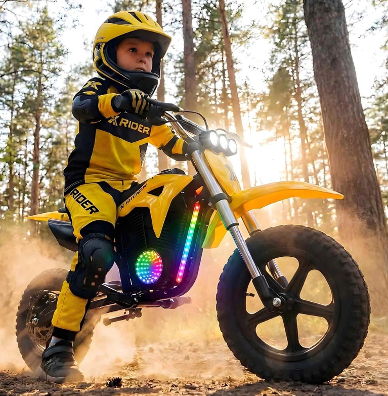 Dziecko w żółtym stroju motocyklowym jedzie na żółtym motocyklu z LED w lesie.