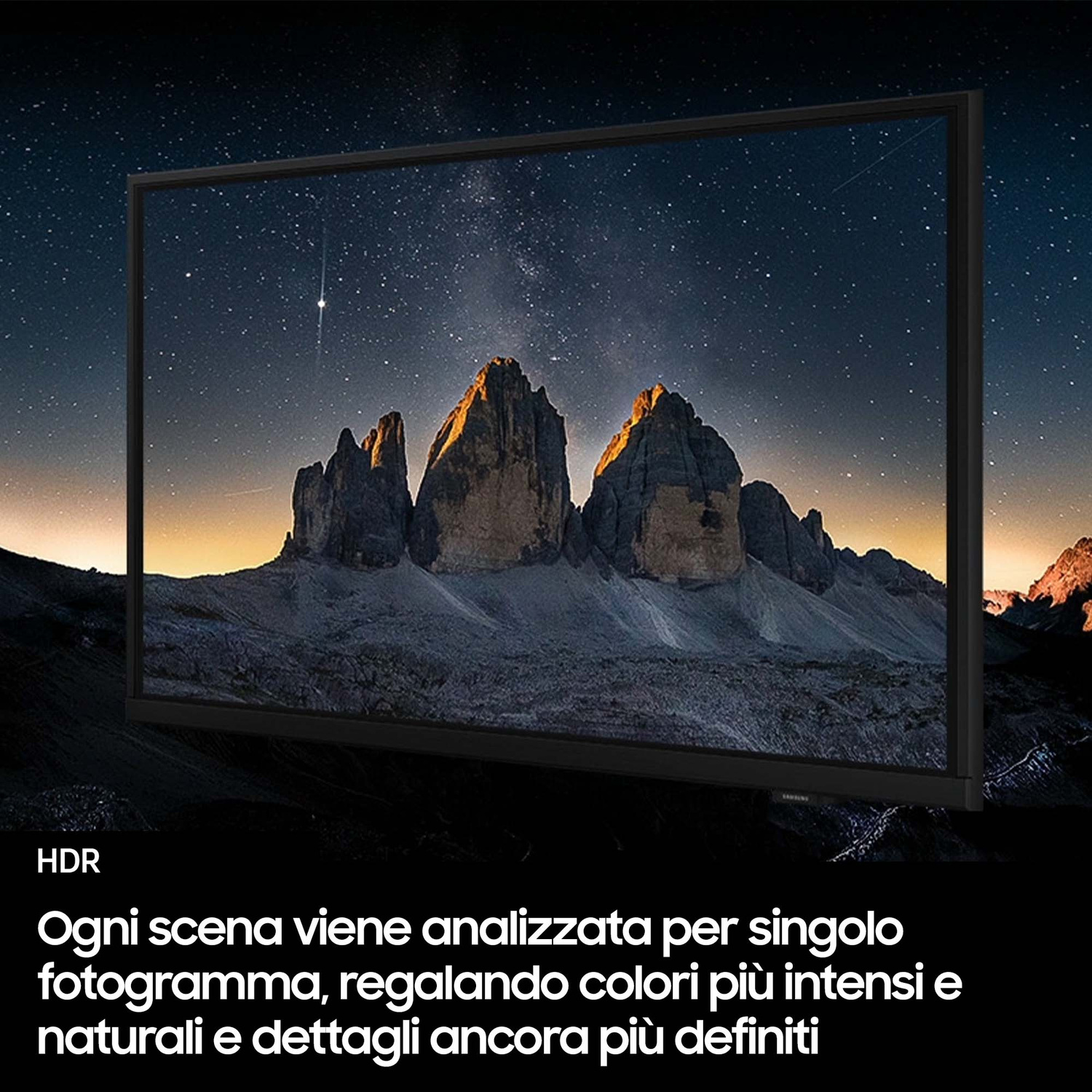 Un televisore mostra un cielo stellato sopra montagne rocciose.