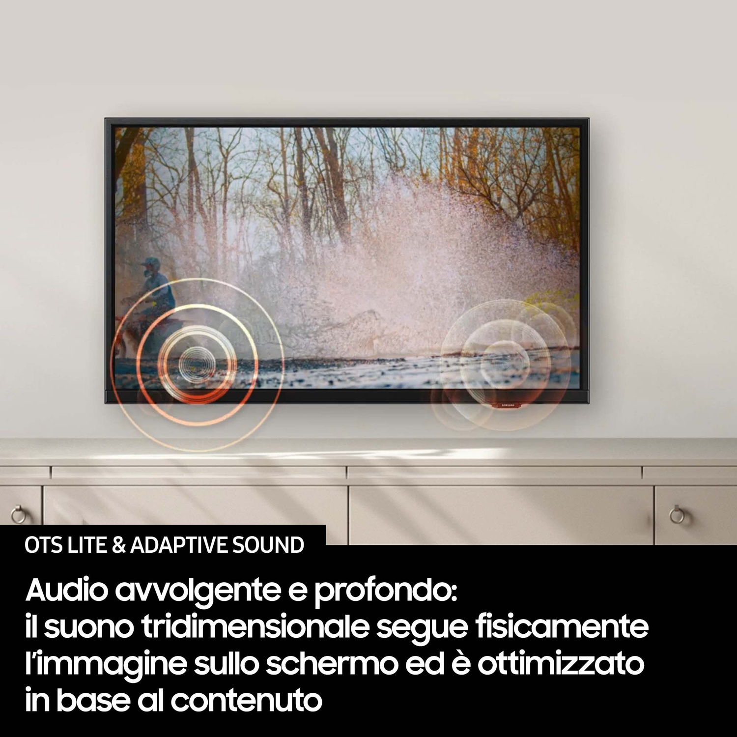 Un televisore mostra una persona su un ATV nell'acqua, con onde sonore a destra.