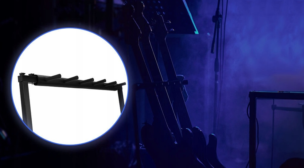 Czarny stojak na gitary z kilkoma gitarami, oświetlony niebieskimi światłami sceny.