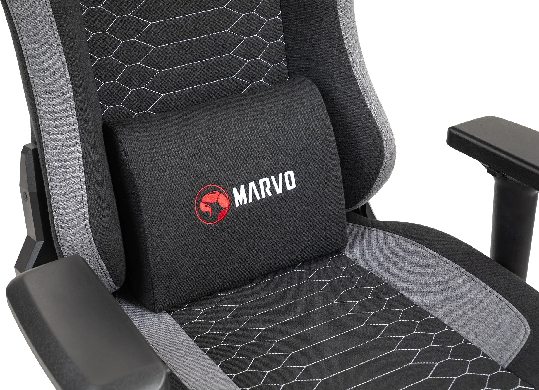 Fekete gamer szék közelképe, Marvo logós derékpárnával.