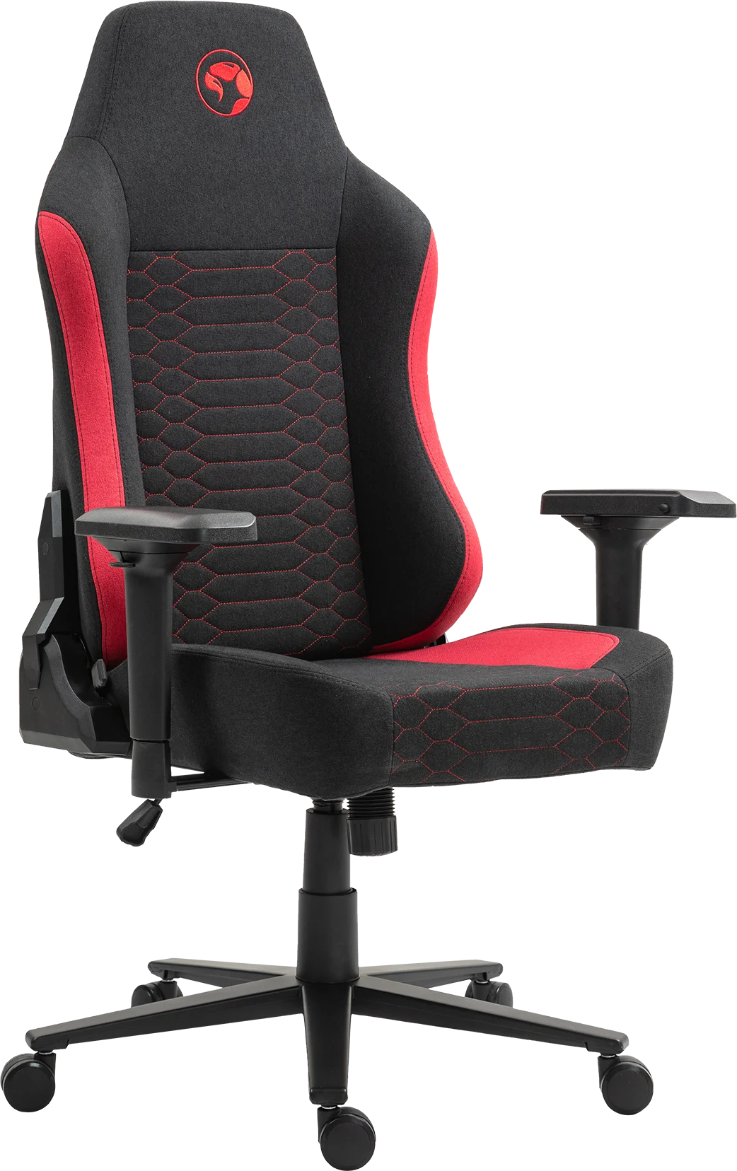Egy fekete és piros gamer szék skorpió logóval a fejtámlán.