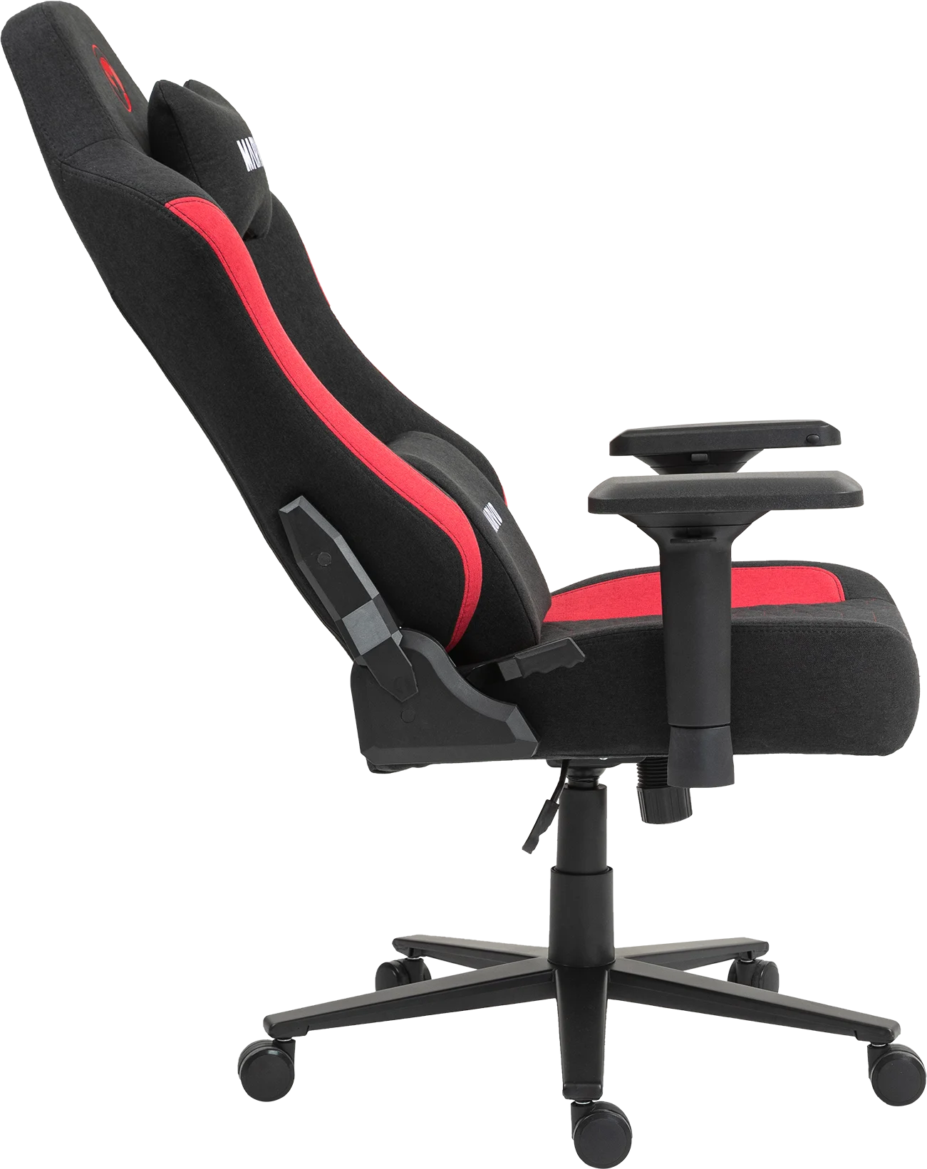 Fekete gamer szék piros díszítéssel, oldalnézet, kerekekkel.