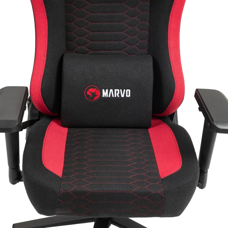 Fekete gamer szék piros díszítéssel és Marvo logós párnával.