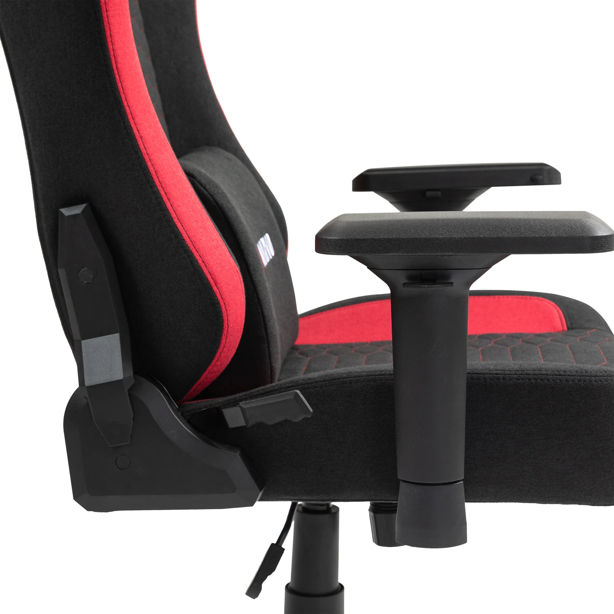 Fekete gamer szék piros díszítéssel és állítható kartámasszal, közelről.