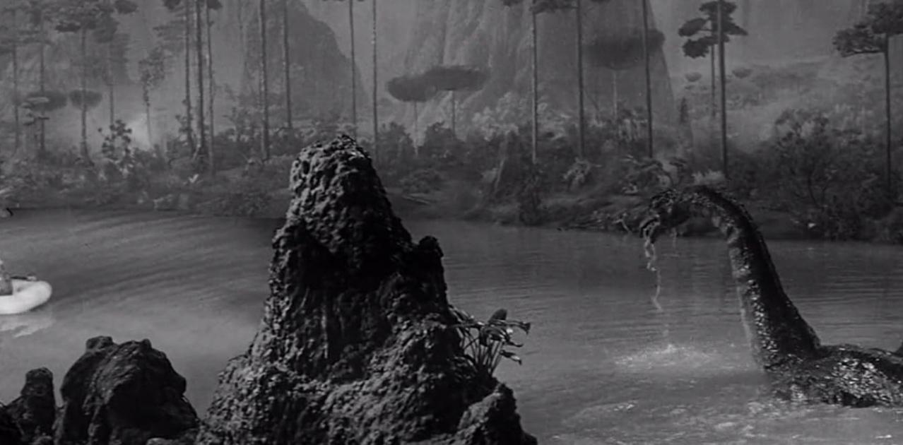 Ein prähistorisches Monster mit langem Hals taucht aus einem Fluss in einem dichten Wald auf.