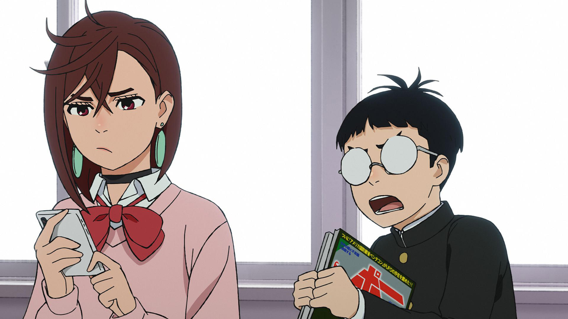 Ein Anime-Mädchen mit Handy und ein Junge mit Brille und Buch.
