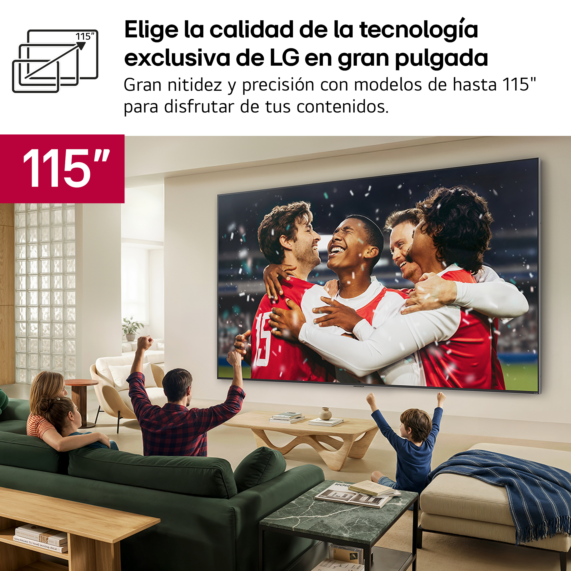 Familia ve un televisor LG de 115 pulgadas con futbolistas.