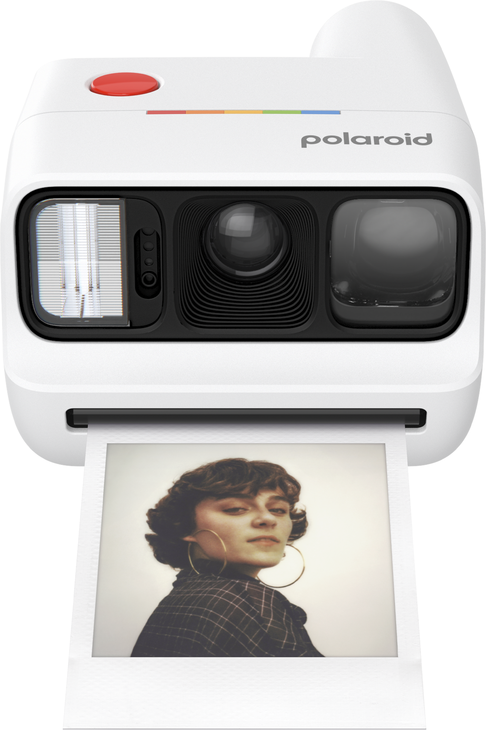 Biały aparat Polaroid drukuje portret młodej kobiety z dużymi kolczykami kołami.