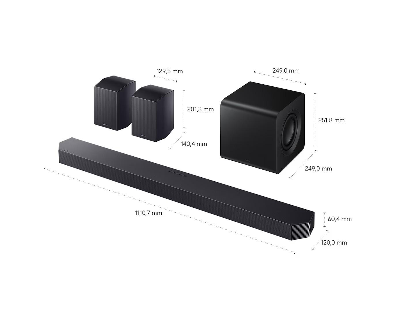 Schwarze Soundbar, Subwoofer und zwei Satellitenlautsprecher mit Maßen.